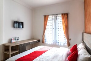 Deluxe Suite | Desk, free WiFi, bed sheets - OYO 617 Sukaraja Residence (Bandung)