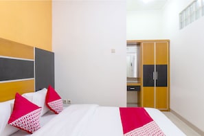Desk, free WiFi, bed sheets - OYO 617 Sukaraja Residence (Bandung)