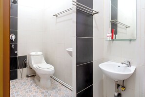 Kahden hengen deluxe-huone | Kylpyhuone | Suihku, sadesuihkupää, pyyhkeet