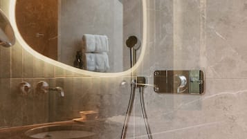 Suite ejecutiva, vistas al valle | Ropa de cama hipoalergénica, caja fuerte, wifi gratis y ropa de cama