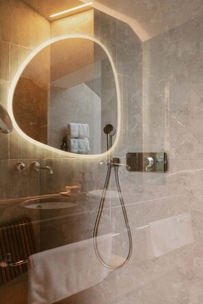 Executive suite, uitzicht op vallei | Hypoallergeen beddengoed, een kluis op de kamer, gratis wifi, beddengoed