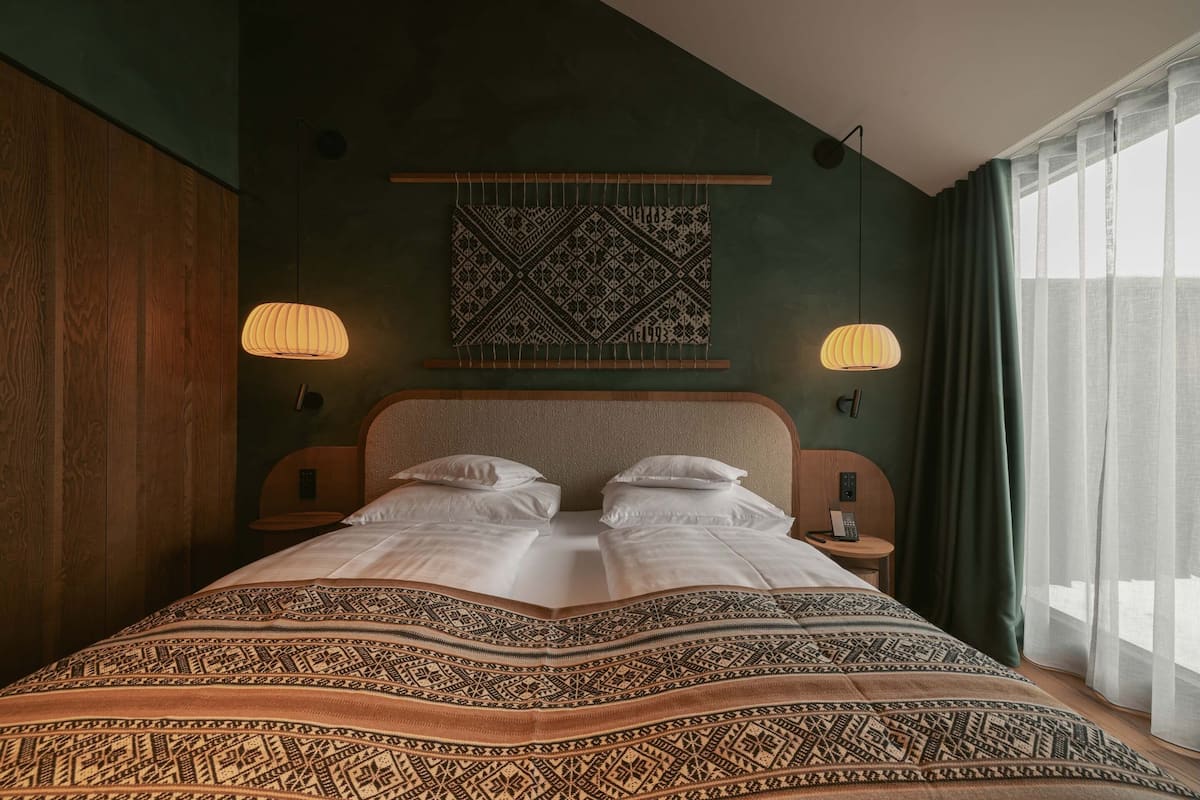 Executive Suite, Valley View | Hypo-allergenic bedding, in-room safe, free WiFi, bed sheets