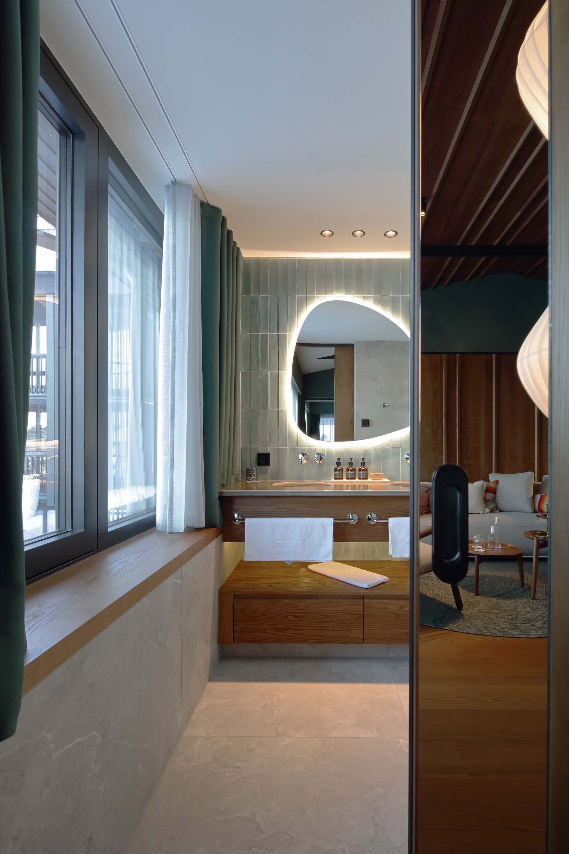 Hypo-allergenic bedding, in-room safe, free WiFi, bed sheets