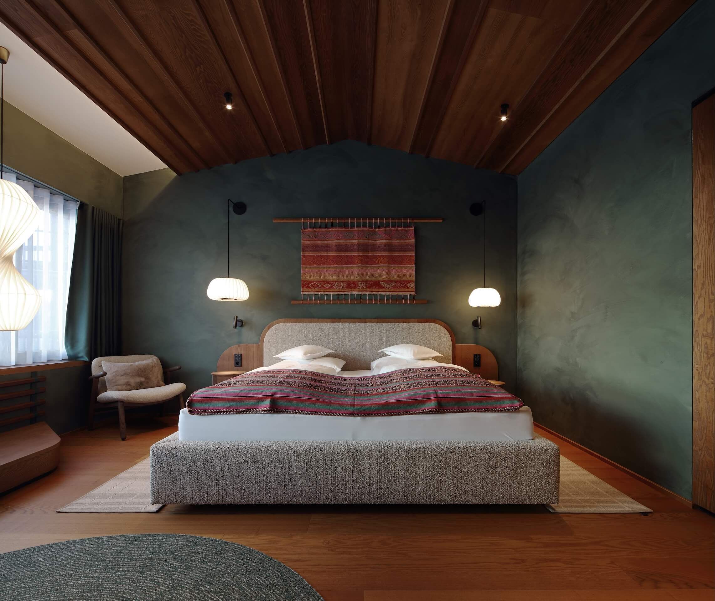 コンフォート スイート キングベッド 1 台 マウンテンビュー | 低刺激性寝具、セーフティボックス (室内)、WiFi (無料)、ベッドシーツ