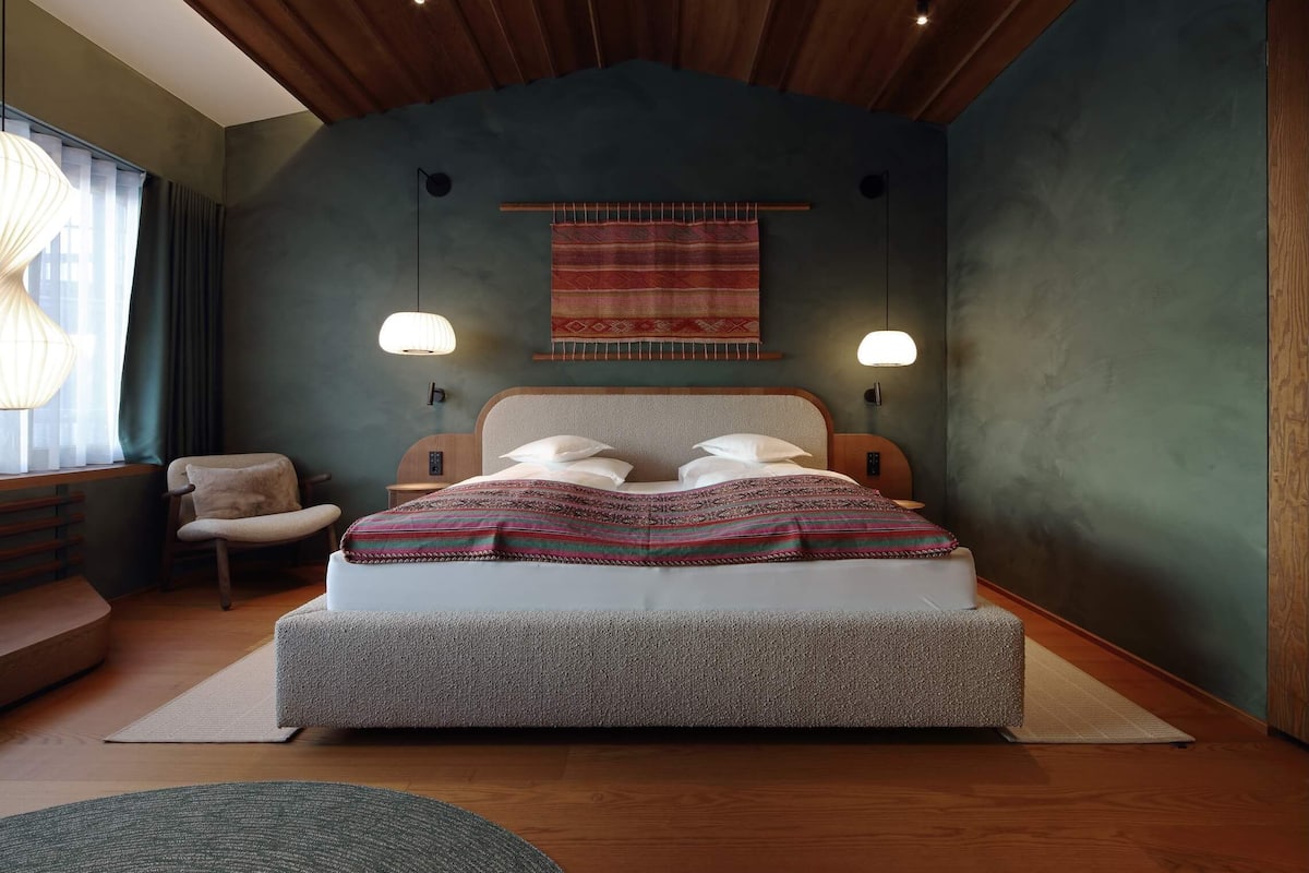 Comfort Suite, 1 King Bed, Mountain View | Hypo-allergenic bedding, in-room safe, free WiFi, bed sheets