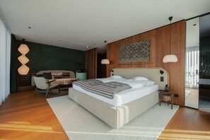 Suite Deluxe, balcón, vistas a la ciudad | Ropa de cama hipoalergénica, caja fuerte, wifi gratis y ropa de cama