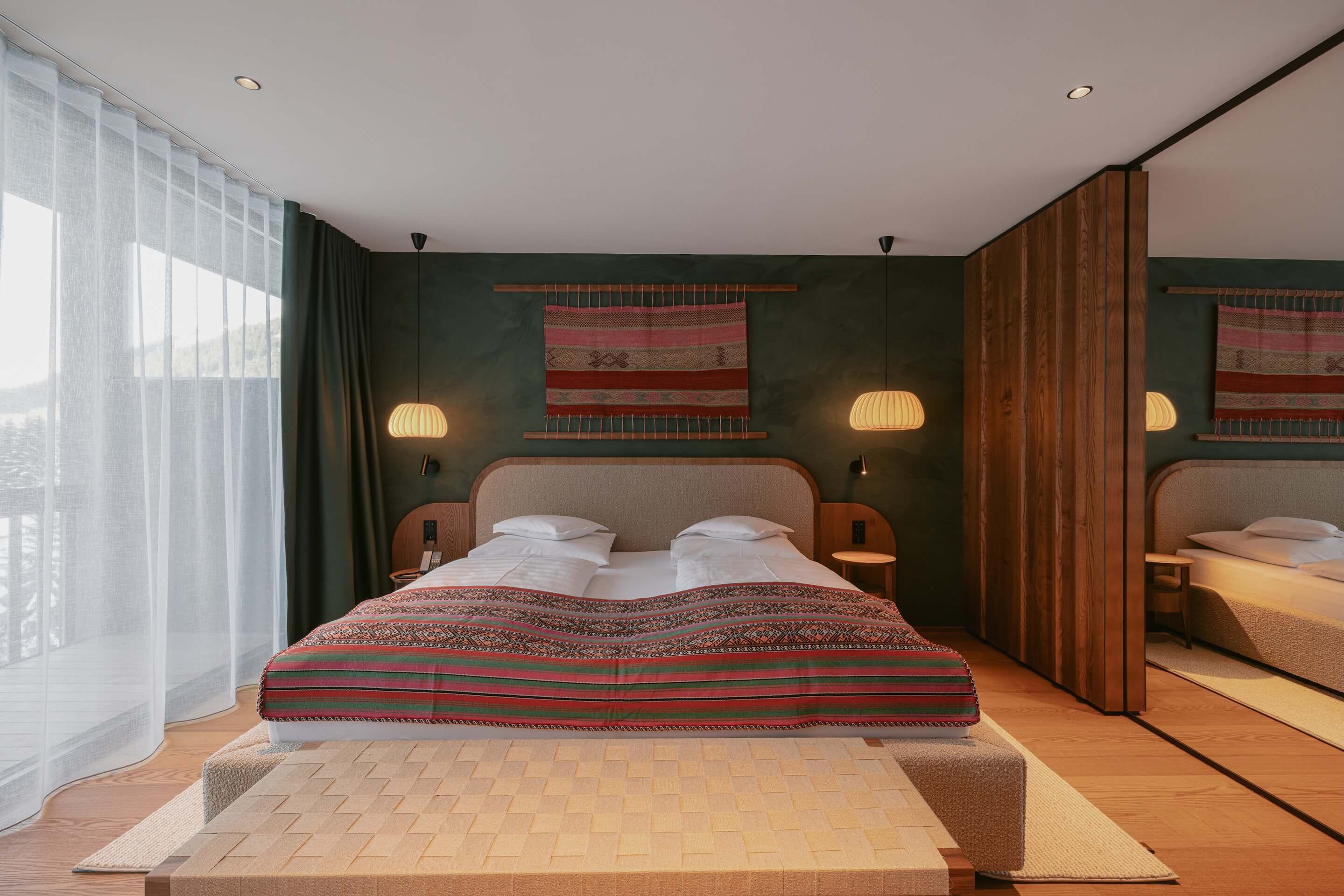 スーペリア スイート バルコニー マウンテンビュー | 低刺激性寝具、セーフティボックス (室内)、WiFi (無料)、ベッドシーツ