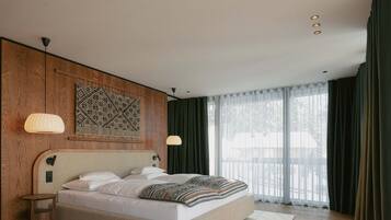 Hypo-allergenic bedding, in-room safe, free WiFi, bed sheets