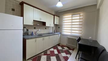 Apartamento, 1 habitación | Cocina privada | Frigorífico, horno, placa de cocina y utensilios de cocina