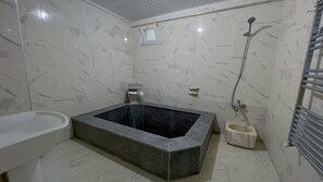 Appartement, 1 chambre | Salle de bain | Baignoire, baignoire profonde, articles de toilette (gratuits)