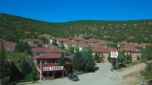 Un quartiere residenziale con diversi edifici a due piani, ognuno dotato di tetti in tegole rosse e parabole.