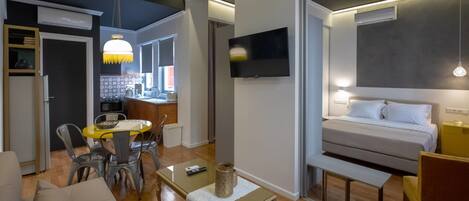 Superior Apartment, Courtyard View | Living area