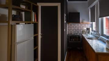 Departamento superior, vista al patio | Cocina privada | Refrigerador, parrilla de estufa, cafetera y tetera y tetera eléctrica