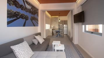 Appartamento Grand, terrazzo, vista cortile | Area soggiorno | Smart TV, Netflix