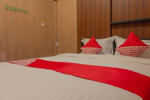 Standard Double Room | Desk, free WiFi, bed sheets - OYO 789 Pelangi Guest House (Curug)