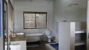 House, 4 Bedrooms | Bathroom | Separate bathtub and shower, deep-soaking bathtub, rainfall showerhead