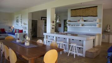 House, 4 Bedrooms | In-room dining