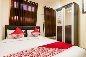Standard Double Room | Desk, free WiFi, bed sheets - OYO 786 Sutomo Guest House (Medan)