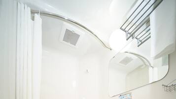 Ensemble douche/baignoire, articles de toilette gratuits, sèche-cheveux