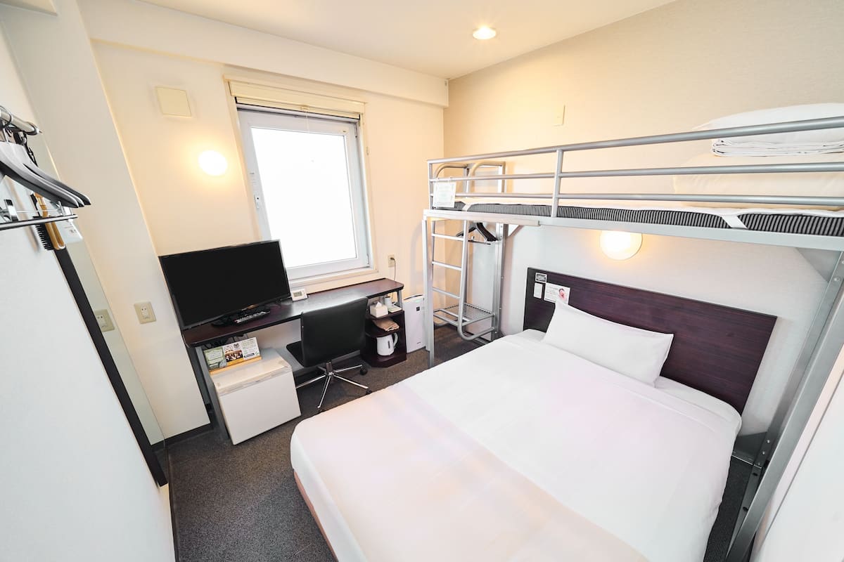 Desk, blackout curtains, free WiFi