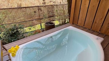 Deluxe Room | Desk, laptop workspace, free WiFi, bed sheets