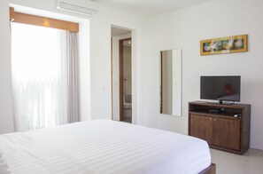 3 bedrooms, minibar, desk, laptop workspace - Bunga Neil Villa (Seminyak)