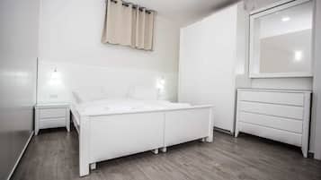 Family Apartment | Cots/infant beds, rollaway beds, bed sheets