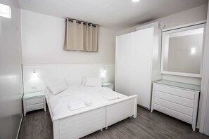 أسرّة أطفال/رضّع وأسرّة قابلة للطي وملاءات أسرّة