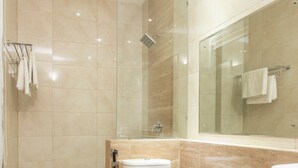Ein modernes Badezimmer mit Toilette, Dusche und Waschbecken.