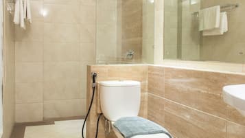 Kamar Double Deluks | Kamar mandi | Shower, pancuran hujan,  dan handuk