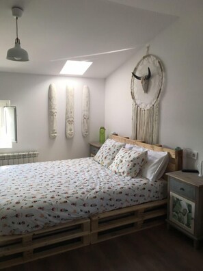 Laptopgeeigneter Arbeitsplatz, kostenloses WLAN, Bettwäsche