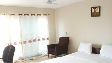 Escrivaninha, espaço de trabalho para notebook, cortinas blackout