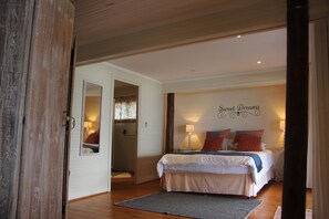 4 bedrooms, desk, bed sheets