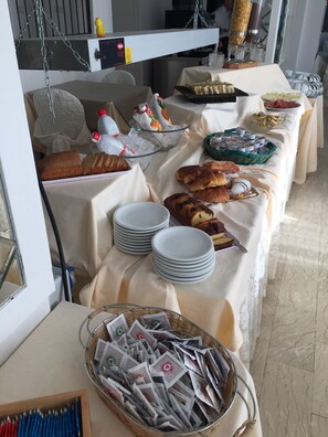 Free daily buffet breakfast