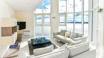 Luxury Duplex | Living area | Smart TV, Netflix