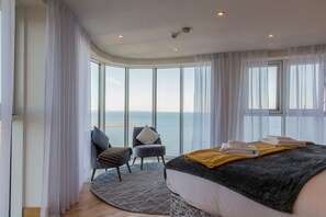 Panoramic Penthouse, 4 Bedrooms, Sea View | 4 bedrooms, premium bedding, individually furnished, soundproofing - Just Stay Wales – Meridian Quay Penthouses (Swansea)