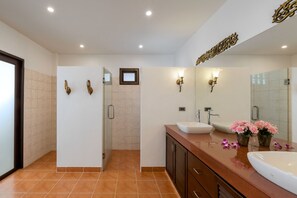 Shower, free toiletries, hair dryer, towels - Grand Pool Villa (Karon)