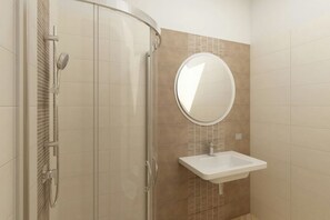 Douche, douche à « effet pluie », articles de toilette gratuits