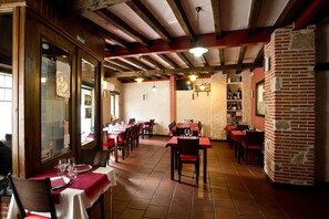 Daily continental breakfast (EUR 6 per person)