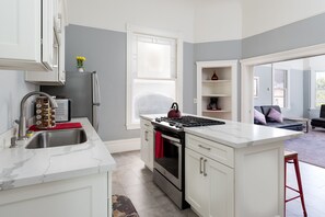 Apartment | Private kitchen - Large and Lovely 3 Bedroom Flat (Oakland)