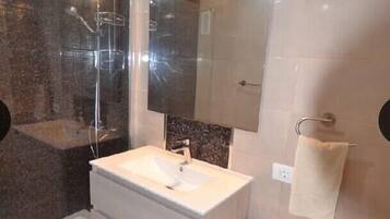 Appartement, 2 chambres | Douche de la salle de bain