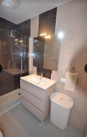 Apartment, 2 Schlafzimmer | Dusche im Bad