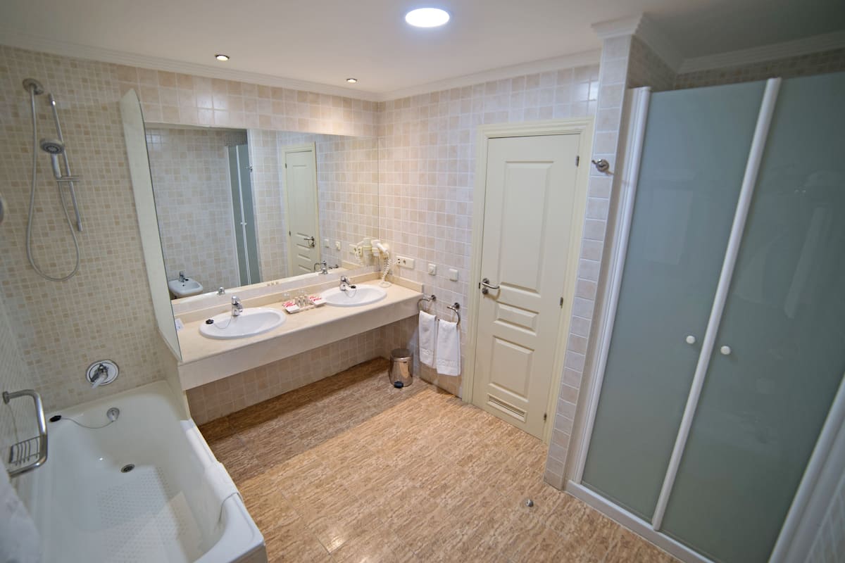 separate bathtub and shower, eco-friendly toiletries, hair dryer, towels