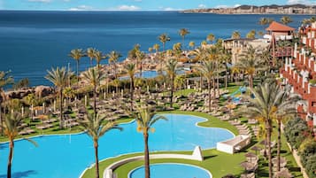 Piscine extérieure, parasols de plage, chaises longues