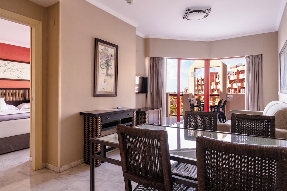 1 bedroom, desk, blackout drapes, soundproofing