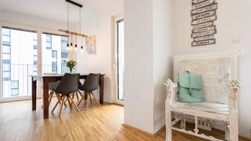 Deluxe-Apartment, Terrasse, Seeblick | Essbereich im Zimmer