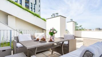 Premium appartement, terras, uitzicht op meer | Terras