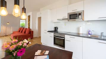 Apartemen Deluks, teras, pemandangan danau | Dapur pribadi | Lemari es besar, microwave, oven, dan kompor