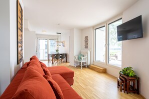 Deluxe Apartment, Terrace, Lake View | Living area | 40-inch flat-screen TV with satellite channels, Smart TV, Netflix - FeelGood Apartments Green Living (Vienna)