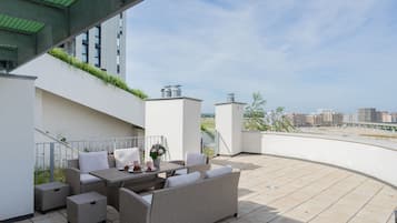 Premium appartement, terras, uitzicht op meer | Terras